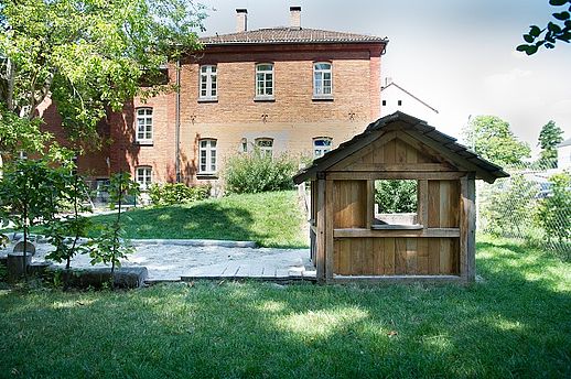 Gartenhäuschen - Dieses Bild zeigt ein Gartenhäuschen in dem Garten der AWO Kinderkrippe am Stadtpark in Deggendorf