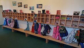 Garderobe - Dieses Bild zeigt die Garderobe der Kinderkrippe